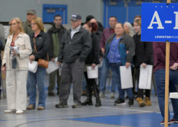 Voters wait in line to submit their ballots at Longley Elementary School in Maine's 2nd congressional district on Election Day in Lewiston, Maine, U.S., November 5, 2024.  REUTERS/Faith Ninivaggi