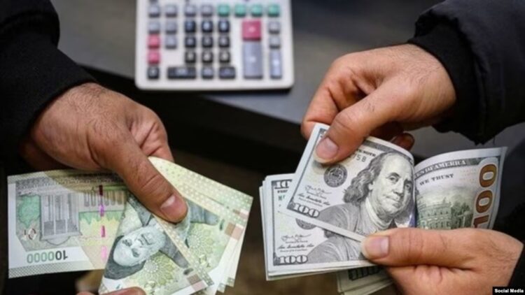 سقوط العملة الإيرانية، سعر الدولار يتجاوز 80 ألف تومان في السوق الحرة 2024