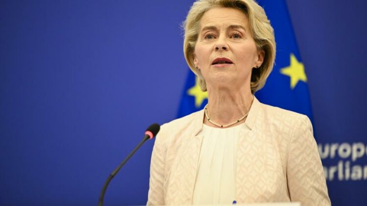 أورسولا فون دير لاين تلغي التزاماتها الخارجية بسبب "التهاب رئوي حاد" 2025