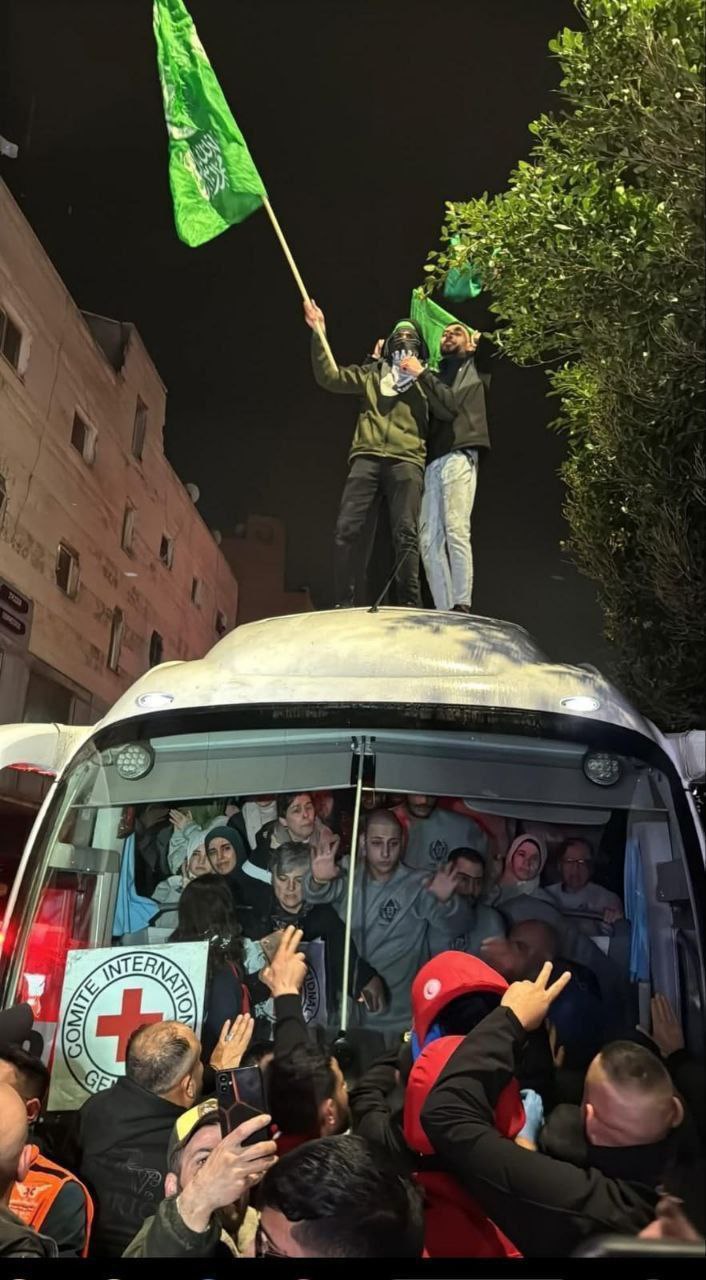 علي الأسفلت.. زغاريد وألعاب نارية في إستقبال 90 أسيرا فلسطينيا بينهم نساء وأطفال 1 علي الأسفلت.. زغاريد وألعاب نارية في إستقبال 90 أسيرا فلسطينيا بينهم نساء وأطفال 2025