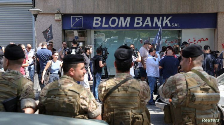 Members of the Lebanese army stand guard outside a Blom Bank branch in Beirut, Lebanon September 14, 2022. REUTERS/Mohamed Azakir