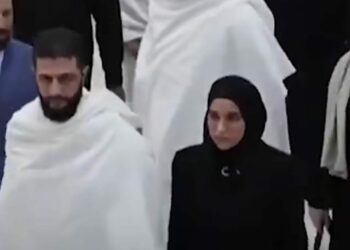 بالصور ....اول ظهور علني لـ لطيفة الدروبي زوجة أحمد الشرع معه داخل الكعبة 2025