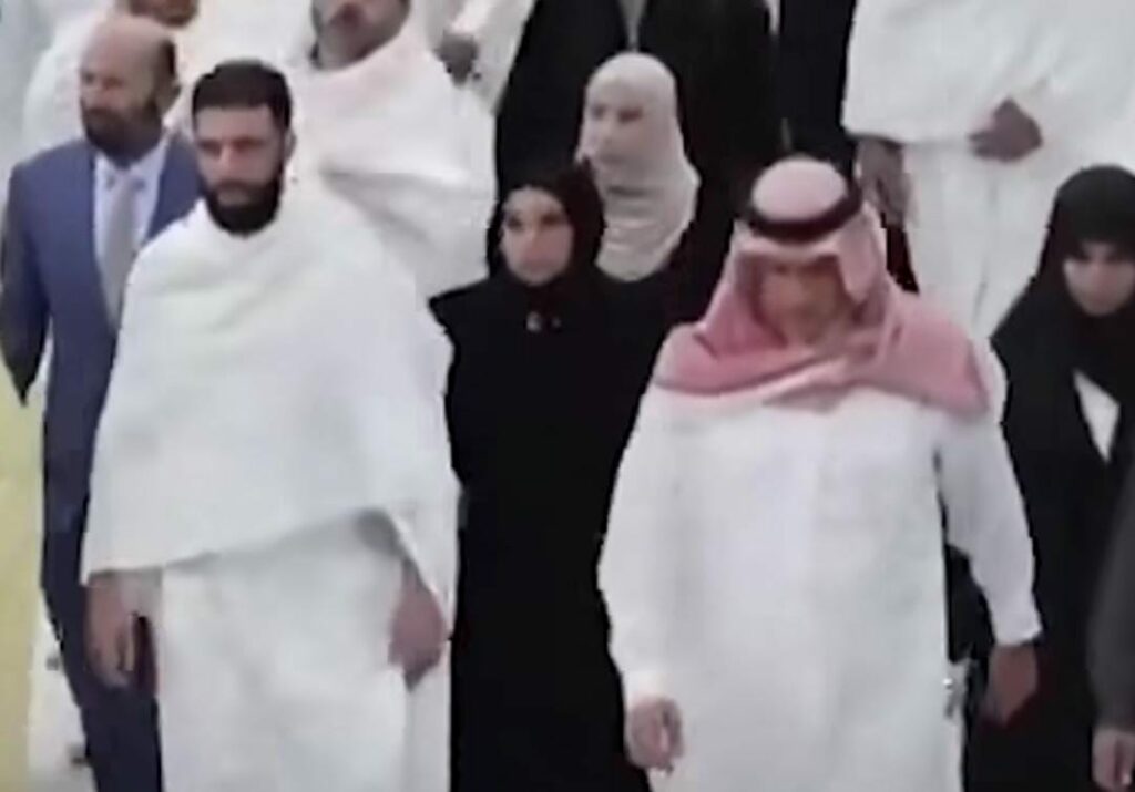 بالصور ....اول ظهور علني لـ لطيفة الدروبي زوجة أحمد الشرع معه داخل الكعبة 2025