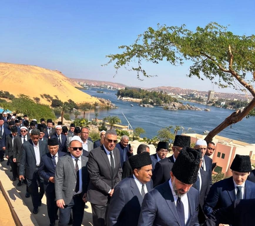 الأمير كريم الأغاخان الرابع زعيم الطائفة الإسماعيلية إلى مثواه الأخير في موكب مهيب في أسوان "صور" 2025