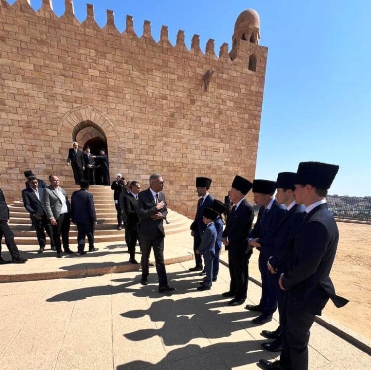 الأمير كريم الأغاخان الرابع زعيم الطائفة الإسماعيلية إلى مثواه الأخير في موكب مهيب في أسوان "صور" 2025