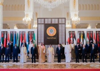 This handout picture from the official Bahrain News Agency (BNA) shows Bahrain's King Hamad bin Isa al-Khalifa (C) posing with Arab leaders in Manama on May 16, 2024 ahead of the 33rd Arab League Summit. (Photo by BNA (Bahrain News Agency) / AFP) / RESTRICTED TO EDITORIAL USE - MANDATORY CREDIT "AFP PHOTO / BNA  " - NO MARKETING NO ADVERTISING CAMPAIGNS - DISTRIBUTED AS A SERVICE TO CLIENTS