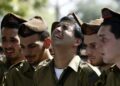 Israeli soldiers mourn during the funeral of their comrade Ilan Sviatkovsky in Rishon Letzion, near Tel Aviv March 28, 2010. Two Israeli soldiers, one of them Sviatkovsky, and two Palestinian militants were killed on Friday in the most deadly clash on the Israel-Gaza frontier since Israel ended an offensive there 14 months ago. REUTERS/Ronen Zvulun (ISRAEL - Tags: CIVIL UNREST POLITICS MILITARY IMAGES OF THE DAY)