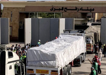 FILED - 21 October 2023, Egypt, Rafah: The first trucks carrying aid to the Gaza Strip cross the Rafah border crossing between Egypt and the Gaza Strip. Twenty trucks carrying medical supplies are to enter the Gaza Strip, the Egyptian TV channel al-Qahera news reports. Photo: Amr Adel/dpa