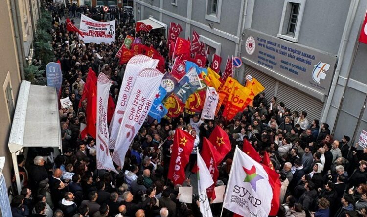 "أردوغان اللص والقاتل" مسيرة حاشدة في إزمير دعمًا لأكرم إمام أوغلو 2025