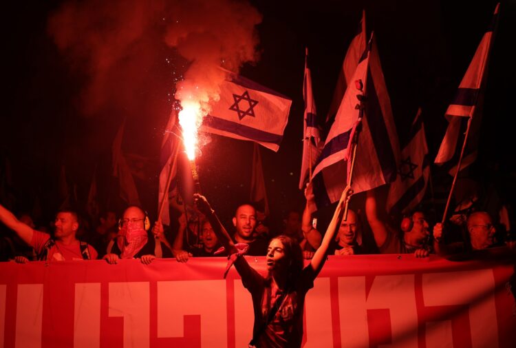 عائلات الأسرى تطالب باستقالة ديرمر: "إما إعادة المختطفين أو الرحيل" 1 عائلات الأسرى تطالب باستقالة ديرمر: "إما إعادة المختطفين أو الرحيل" 2025