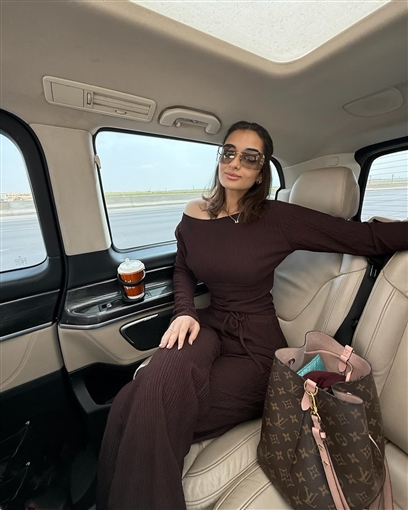 ملك أحمد زاهر تبدأ عطلتها بإطلالة أنيقة وحقيبة فاخرة تتجاوز الـ100 ألف جنيه 1 ملك أحمد زاهر تبدأ عطلتها بإطلالة أنيقة وحقيبة فاخرة تتجاوز الـ100 ألف جنيه 2025