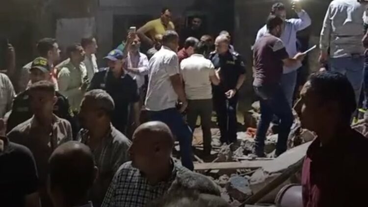 انهيار عقار من 4 طوابق بأسيوط.. والحماية المدنية تواصل البحث عن ضحايا 1 انهيار عقار من 4 طوابق بأسيوط.. والحماية المدنية تواصل البحث عن ضحايا 2025