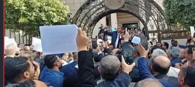 محامو مصر يحتجون: لا لزيادة الرسوم تحت غطاء لا لحكومة الجباية 1 محامو مصر يحتجون: لا لزيادة الرسوم تحت غطاء لا لحكومة الجباية 2025