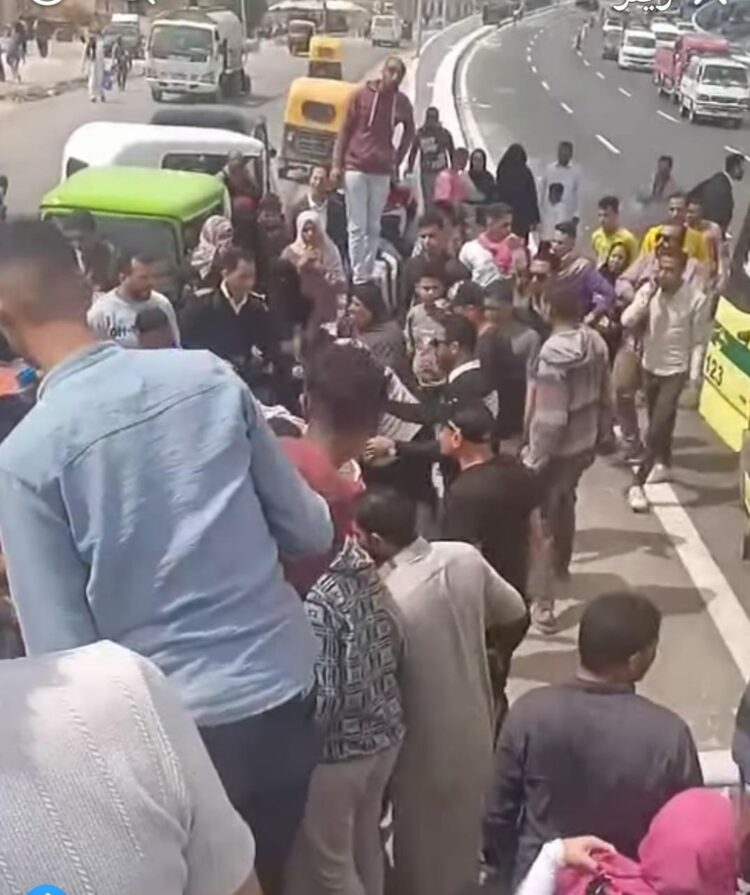 مأساة إنسانية تهز الشارع المصرى …أم تلقى باطفالها من فوق الجسر 1 مأساة إنسانية تهز الشارع المصرى …أم تلقى باطفالها من فوق الجسر 2025