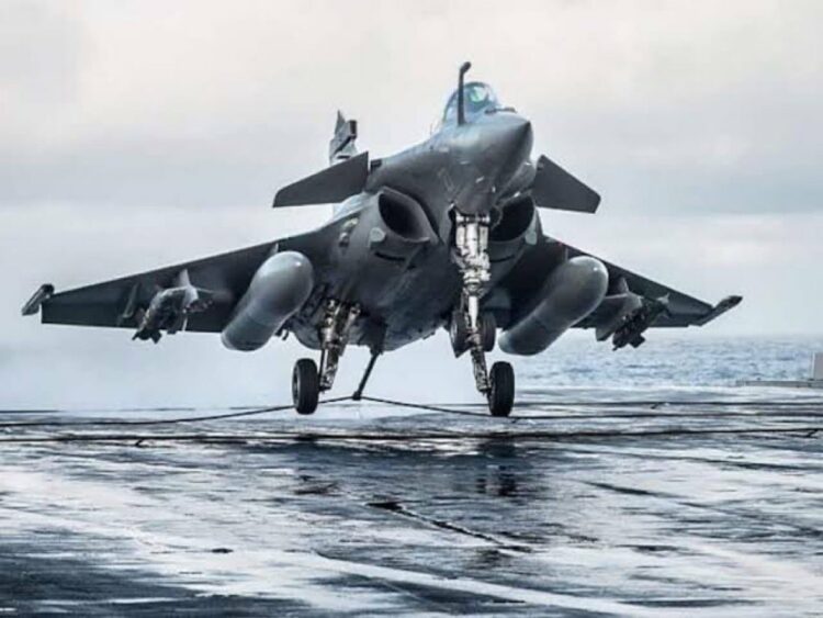 ترامب يعلن استعداده للقاء خامنئي وبيزشكيان ويحذر من خيار عسكري في حال فشل المفاوضات 1 ترامب يعلن استعداده للقاء خامنئي وبيزشكيان ويحذر من خيار عسكري في حال فشل المفاوضات 2025