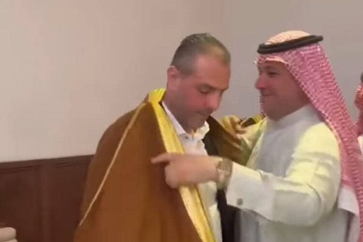 ظهور جمال الشرع شقق الرئيس السوري مع زعيم المراسمة يثير الجدل حول عودة رجال الأسد 1 ظهور جمال الشرع شقق الرئيس السوري مع زعيم المراسمة يثير الجدل حول عودة رجال الأسد 2025