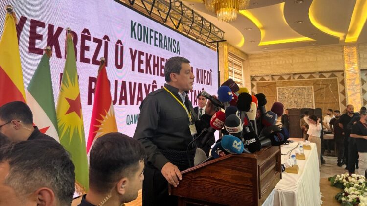 قائد قسد مظلوم عبدي في مؤتمر القامشلي: نريد سوريا لا مركزية 1 قائد قسد مظلوم عبدي في مؤتمر القامشلي: نريد سوريا لا مركزية 2025