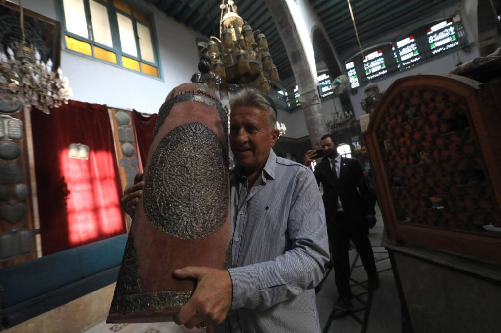 يهود سوريون يؤدون الصلاة في كنيس الإفرنج بدمشق "صور" 3 يهود سوريون يؤدون الصلاة في كنيس الإفرنج بدمشق "صور" 2025