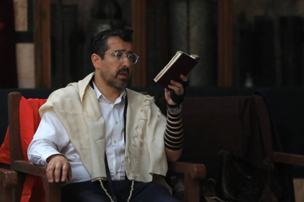 يهود سوريون يؤدون الصلاة في كنيس الإفرنج بدمشق "صور" 4 يهود سوريون يؤدون الصلاة في كنيس الإفرنج بدمشق "صور" 2025