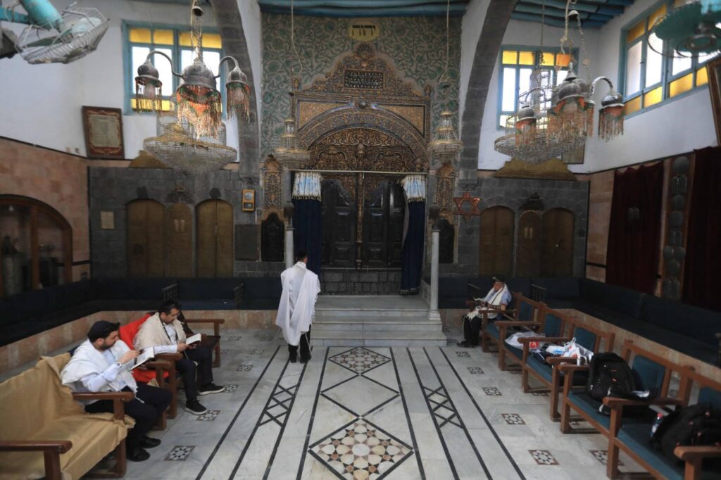 يهود سوريون يؤدون الصلاة في كنيس الإفرنج بدمشق "صور" 2 يهود سوريون يؤدون الصلاة في كنيس الإفرنج بدمشق "صور" 2025