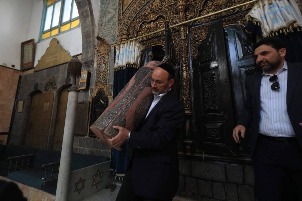 يهود سوريون يؤدون الصلاة في كنيس الإفرنج بدمشق "صور" 5 يهود سوريون يؤدون الصلاة في كنيس الإفرنج بدمشق "صور" 2025
