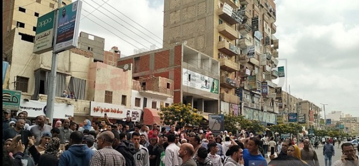 تجمهر حاشد أمام محكمة دمنهور في قضية اعتداء على تلميذ "حق ابننا مش هيضيع" "صور" 2 تجمهر حاشد أمام محكمة دمنهور في قضية اعتداء على تلميذ "حق ابننا مش هيضيع" "صور" 2025