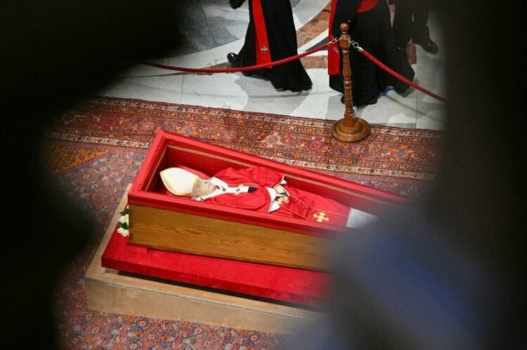 وداع مهيب للبابا فرنسيس: ربع مليون مسيحي يلقون النظرة الأخيرة 1 وداع مهيب للبابا فرنسيس: ربع مليون مسيحي يلقون النظرة الأخيرة 2025