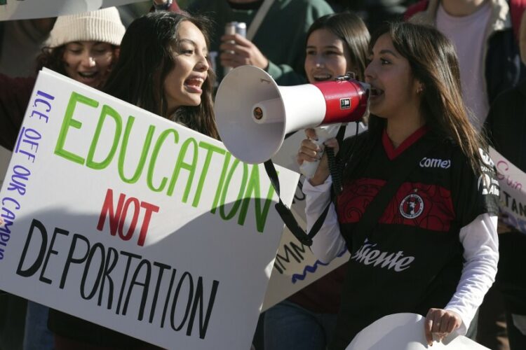 عاصفة التأشيرات: أكثر من 130 طالباً دولياً يتحدّون إدارة ترامب 1 عاصفة التأشيرات: أكثر من 130 طالباً دولياً يتحدّون إدارة ترامب 2025