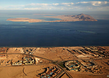(FILES) This file photo taken on January 14, 2014 shows an aerial view of the Red Sea's Tiran (middle) and the Sanafir (background) islands in the Strait of Tiran between Egypt's Sinai Peninsula and Saudi Arabia at the mouth of the Gulf of Aqaba. - As US President Joe Biden visits the Middle East, one issue on the table will be the status of two the small Red Sea islands of Tiran and Sanfir that are uninhabited but of key strategic value. Resolving the tricky status that stems from their location and turbulent history would help build trust between Israel and Saudi Arabia, two US allies now taking gradual steps that Washington hopes could one day lead to diplomatic ties. (Photo by AFP)