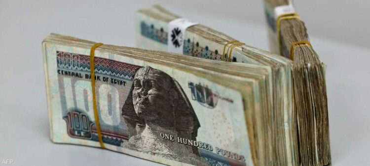 الجنيه المصري يتراجع 40% في عام واحد.. من المسؤول عن أزمة الدولار؟" 2025