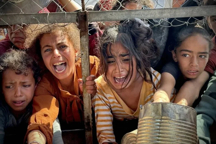 الاحتلال يتسبب بكارثة إنسانية في غزة: فشل توزيع المساعدات وجوع يدفع الآلاف لاقتحام المناطق العازلة 1 الاحتلال يتسبب بكارثة إنسانية في غزة: فشل توزيع المساعدات وجوع يدفع الآلاف لاقتحام المناطق العازلة 2025