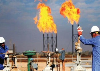 تراجع تاريخي لأسعار النفط.. البرميل يهوي إلى 61.98 دولار وسط ارتفاع المخزونات ومخاوف تجارية عالمية 2025