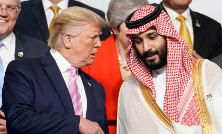 هل تشتري السعودية النفوذ الأمريكي بـ600 مليار دولار؟ تحليل نقدي للشراكة الاقتصادية 1 U.S. President Donald Trump speaks with Saudi Arabia's Crown Prince Mohammed bin Salman during family photo session with other leaders and attendees at the G20 leaders summit in Osaka, Japan, June 28, 2019. REUTERS/Kevin Lamarque