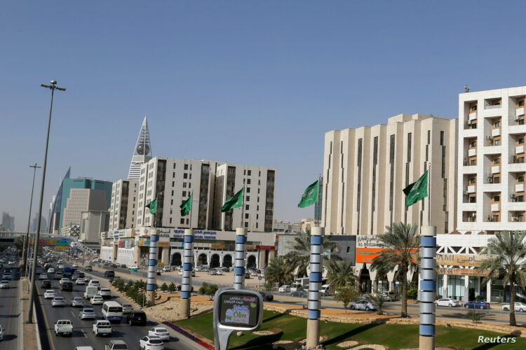 2.7 نموا.. الاقتصاد السعودي يتحدى تراجع النفط 1 A view shows vehicles driving on a street in Riyadh, Saudi Arabia February 16, 2021. REUTERS/Ahmed Yosri