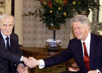 25 عامًا من التحولات: من كلينتون مع الأسد إلى ترامب مع الشرع – نقاط تحول استراتيجية في العلاقات الأمريكية السورية 2025