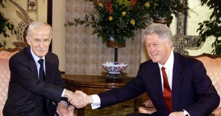 25 عامًا من التحولات: من كلينتون مع الأسد إلى ترامب مع الشرع – نقاط تحول استراتيجية في العلاقات الأمريكية السورية 1 25 عامًا من التحولات: من كلينتون مع الأسد إلى ترامب مع الشرع – نقاط تحول استراتيجية في العلاقات الأمريكية السورية 2025