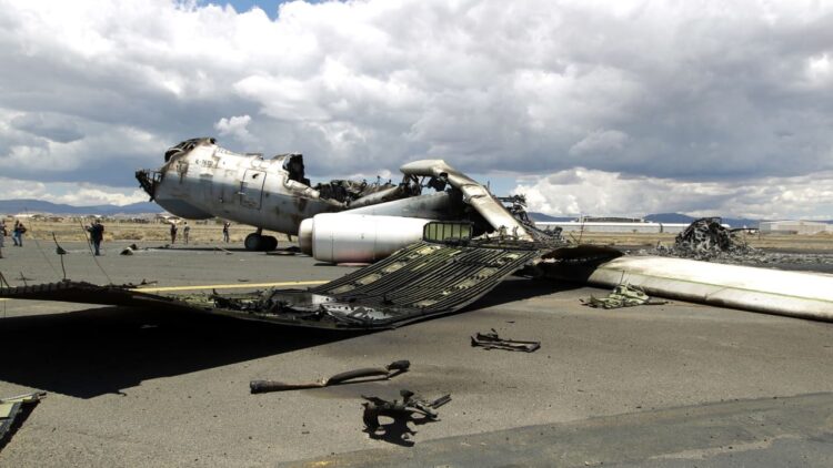 صور متداولة لـ"انفجار طائرات في مطار صنعاء" بسبب غارات إسرائيلية 1 صور متداولة لـ"انفجار طائرات في مطار صنعاء" بسبب غارات إسرائيلية 2025