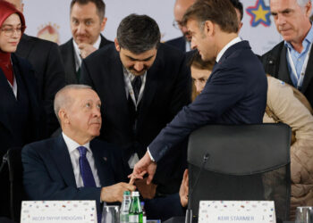 أردوغان يمسك إصبع ماكرون في قمة تيرانا ويشعل مواقع التواصل: مصافحة غير تقليدية تثير جدلاً واسعاً 2025