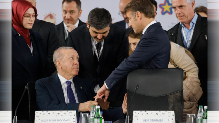 أردوغان يمسك إصبع ماكرون في قمة تيرانا ويشعل مواقع التواصل: مصافحة غير تقليدية تثير جدلاً واسعاً 1 أردوغان يمسك إصبع ماكرون في قمة تيرانا ويشعل مواقع التواصل: مصافحة غير تقليدية تثير جدلاً واسعاً 2025