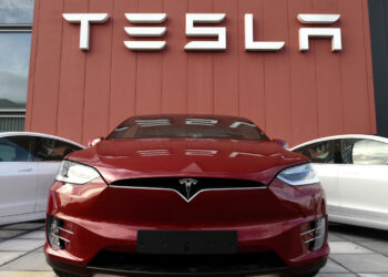 قفزة مفاجئة تعيد تسلا إلى نادي التريليون دولار.. سهم الشركة يرتفع بنسبة 6.6% 2 A view of a US automotive and energy company Tesla showroom and service center in Amsterdam in Amsterdam on October23, 2019 John THYS / AFP