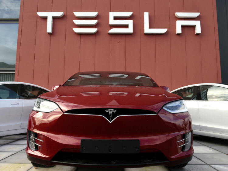 قفزة مفاجئة تعيد تسلا إلى نادي التريليون دولار.. سهم الشركة يرتفع بنسبة 6.6% 1 A view of a US automotive and energy company Tesla showroom and service center in Amsterdam in Amsterdam on October23, 2019 John THYS / AFP