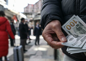 من القاهرة إلى بيروت ودمشق.. الدولار يفرض نفسه بأرقام قياسية اليوم 2025