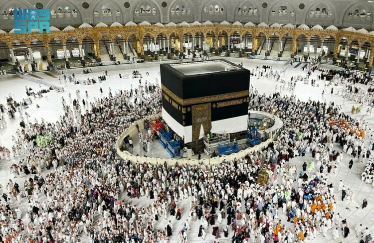 بالصور …رفع كسوة الكعبة استعدادا لموسم الحج 1 بالصور …رفع كسوة الكعبة استعدادا لموسم الحج 2025