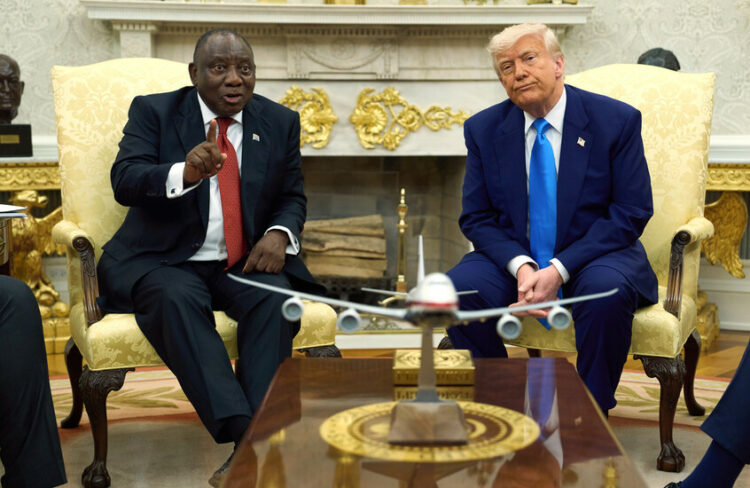 فضيحة دبلوماسية...رئيس جنوب إفريقيا يمنح ترامب طائرة " لعبة" والأخير يقول: حصلت على الحقيقية من الخليج 1 فضيحة دبلوماسية...رئيس جنوب إفريقيا يمنح ترامب طائرة " لعبة" والأخير يقول: حصلت على الحقيقية من الخليج 2025