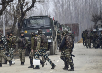 Indian security forces personnel are on manoeuvres as a gunfight with militants has happened that killed 4 soldiers, in South Kashmir's Pulwama district, some 10 km away from the spot of recent suicide bombing, on February 18, 2019. - At least four soldiers died on February 18 in a fierce gunfight with rebels in Indian-administered Kashmir just four days after a suicide bomber killed 41 paramilitaries in the troubled territory, officials said. One soldier and one civilian were also critically wounded in the shootout as troops launched a search operation in Pulwama district where the suicide bomber struck on February 14. (Photo by STR / AFP)