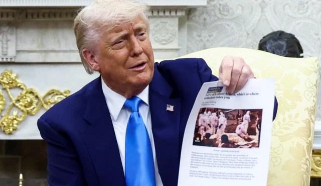 ترامب يقع في الفخ: صور "إبادة البيض" التي قدمها لرئيس جنوب إفريقيا مزيفة ومن الكونغو! 1 ترامب يقع في الفخ: صور "إبادة البيض" التي قدمها لرئيس جنوب إفريقيا مزيفة ومن الكونغو! 2025