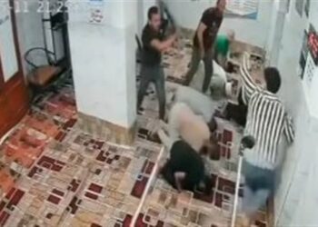 فيديو صادم| مطاردة شاب بالشوم داخل مسجد الحرفيين خلال صلاة الجماعة 2025