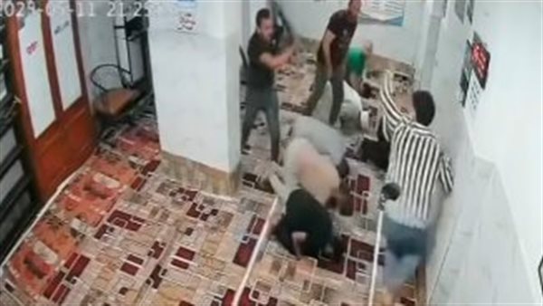 فيديو صادم| مطاردة شاب بالشوم داخل مسجد الحرفيين خلال صلاة الجماعة 1 فيديو صادم| مطاردة شاب بالشوم داخل مسجد الحرفيين خلال صلاة الجماعة 2025