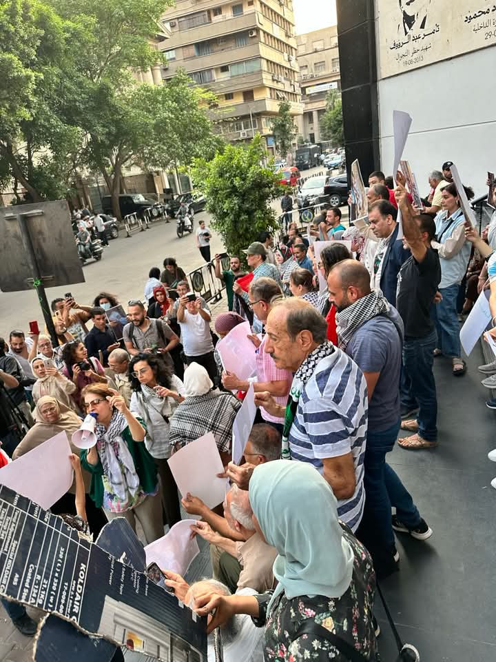 وقفة احتجاجية أمام نقابة الصحفيين تطالب بكسر الحصار عن غزة في الذكرى الـ77 للنكبة "فيديو" 1 وقفة احتجاجية أمام نقابة الصحفيين تطالب بكسر الحصار عن غزة في الذكرى الـ77 للنكبة "فيديو" 2025