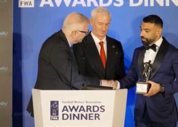 اول تعليق من اسرة محمد صلاح بعد تسلمه جائزة أفضل لاعب في الدوري الإنجليزي لموسم "2024-2025" 2025